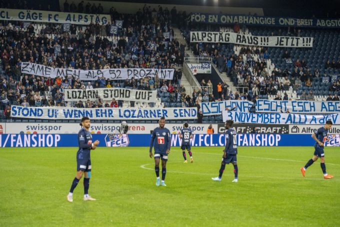 Fans des FCL tun ihrem Unmut mit Transparenten kund. FC Luzern