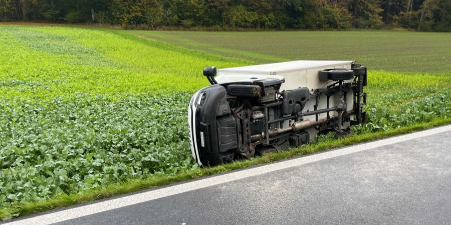 Lieferwagen kippt bei Unfall in Oberrüti