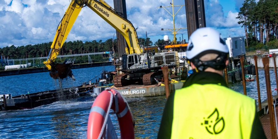 Schweres Gerät ist auf der Baustelle des LNG-Terminal im Industriehafen Lubmin im Einsatz.