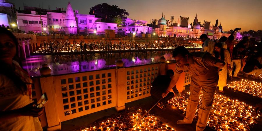 Mehrere Tausend Lichter wurden am Ufer des Saryu-Flusses angezündet, während Millionen von Menschen in ganz Asien das Lichterfest Diwali feiern.