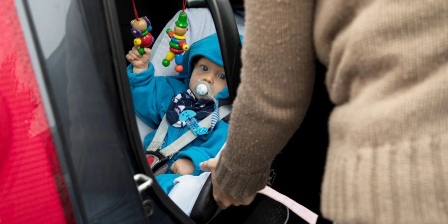 Der Nachwuchs sollte anfangs nur in Babyschalen und später - bis zu einem gewissen Alter - in Kindersitzen im Auto mitfahren.