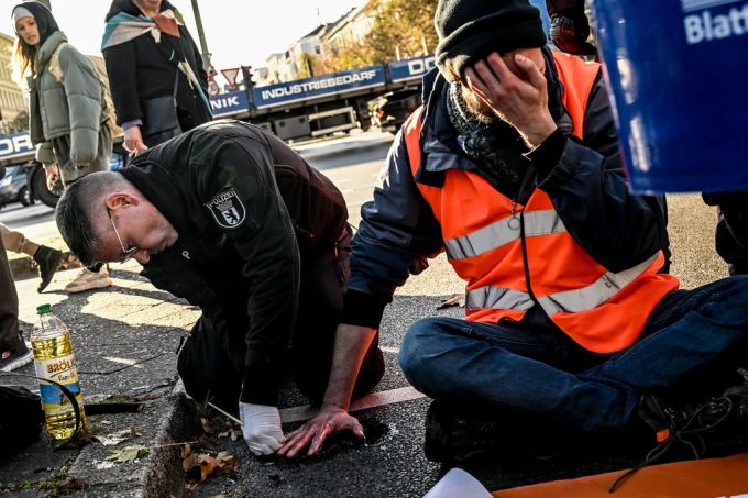 Berlin: Feuerwehrbericht Belastet Klimaaktivisten Nach Unfall Schwer ...