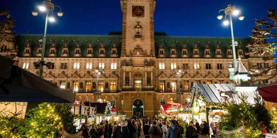 In Hamburg eröffnen die Weihnachtsmärkte. Der Roncalli-Weihnachtsmarkt lässt den Weihnachtsmann am Drahtseil nach langer Pause wieder fliegen.