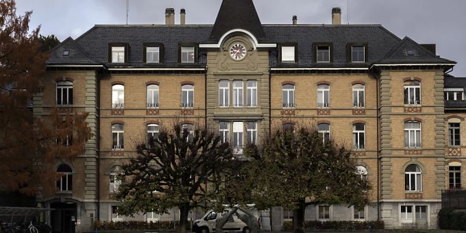 Zwei grosse Psychiatriezentren in Bern streben einen Zusammenschluss an. Das Hauptgebäude des Psychiatriezentrums Münsingen BE. Ein Untersuchungsbericht deckte Führungsmängel an der Klinik auf.