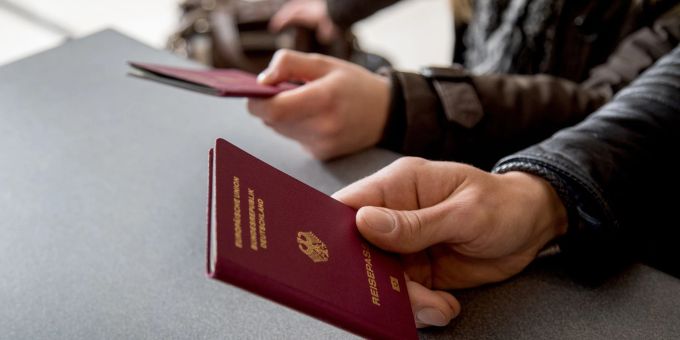 Egal, ob ein Kuba-Reisestempel im Pass zu finden ist oder nicht: Wer seit Mitte Januar 2021 in den Karibikstaat gereist ist, sollte für geplante USA-Reisen lieber ein Visum beantragen. Egal, ob ein Kuba-Reisestempel im Pass zu finden ist oder nicht: Wer seit Mitte Januar 2021 in den Karibikstaat gereist ist, sollte für geplante USA-Reisen lieber ein Visum beantragen.