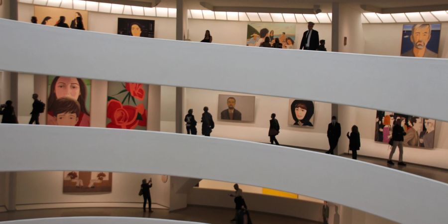 Besucher gehen durch die Ausstellung «Alex Katz: Gathering» im New Yorker Guggenheim Museum.