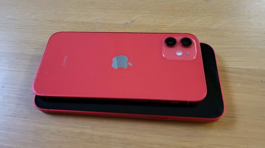 Das iPhone 14 Plus (unten) ist deutlich grösser als seine Vorgänger (iPhone 12, oben).