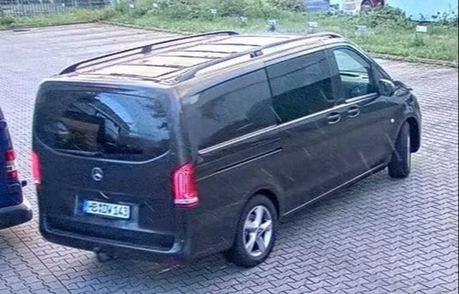 Die Millionen-Diebin konnte einen Rollcontainer mit der Beute nach draussen bringen und in einen Mercedes Vito laden.