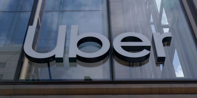 Der Basler Taxi-Verband bereitet rechtliche Schritte gegen den US-amerikanischen Fahrdienstleister Uber vor, einschliesslich einer Sammelklage. Uber