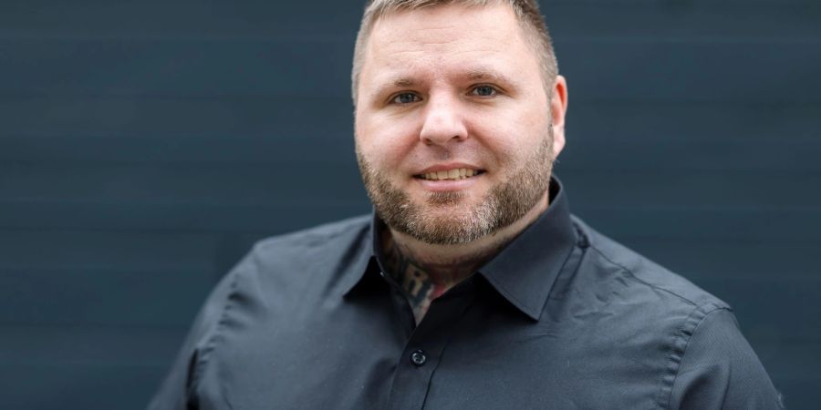 Tommy Frenck wurde bundesweit bekannt, weil er eine Reihe grosser Neonazi-Konzerte organisiert hatte, zu denen auch Rechtsextremisten aus anderen europäischen Ländern anreisten.
