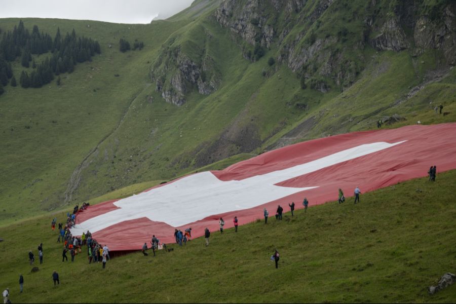 Wegen des schlechten Wetters konnte die Flagge nicht wie gewohnt an der Nordwand des Berges aufgehängt werden.