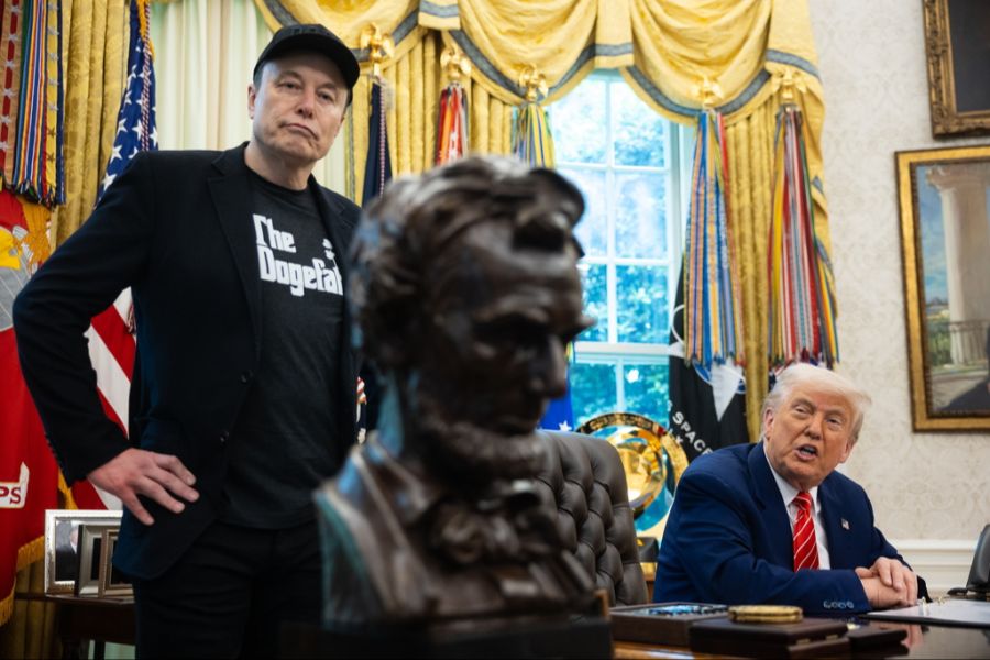 Elon Musk trug bei seinem letzten offiziellen Auftritt ein Shirt mit der Aufschrift «The Dogefather», eine anlehnung an den Mafia-Film der Pate.