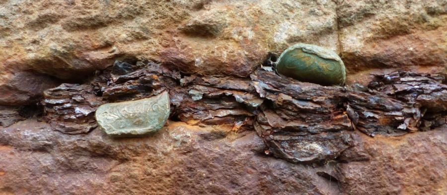 Die Münzen gefährden das Naturwunder. Sie dehnen sich aus und rosten.
