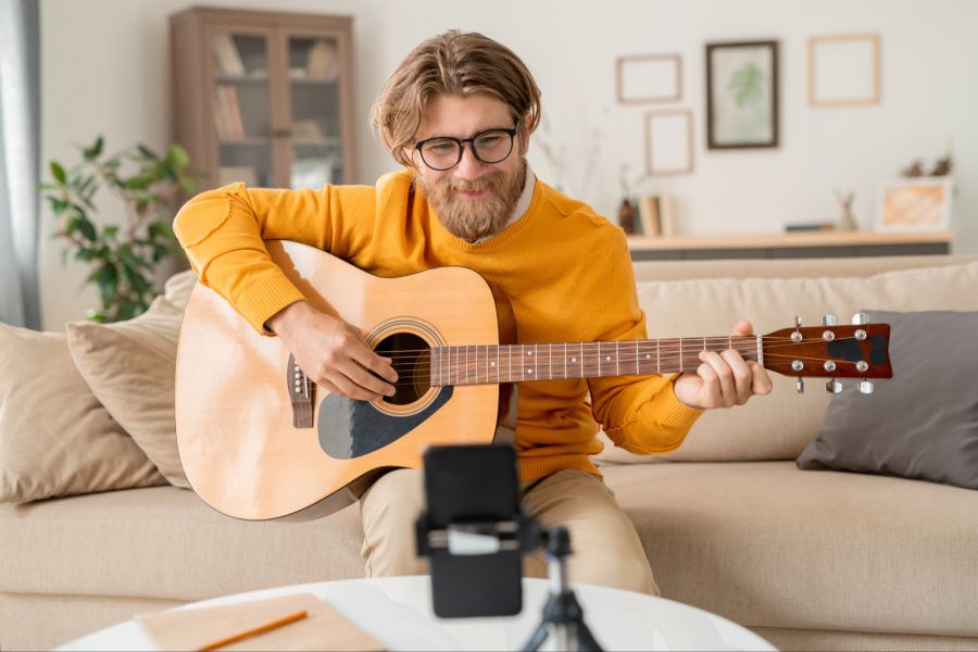 Mann Gitarre Wohnzimmer Musizieren