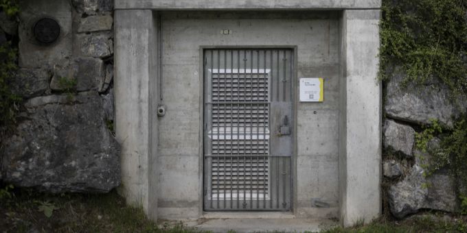 Armeechef will geheime Kampfbunker wieder nutzen. Festungsminenwerfer Kampfbunker Schweizer Armee