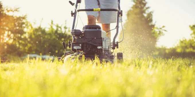 Bei der Gartenarbeit sollte man immer auch Respekt für den Nachbarn an den Tag legen. Rasenmäher