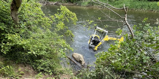 Aesch BL: Bagger rutscht in Birs. Aesch BL