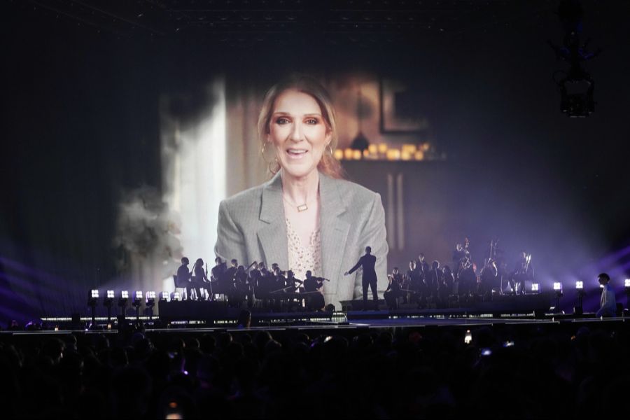 Vor der Verkündung der Qualifizierten war die Videobotschaft von Céline Dion zu sehen, die nach den Hauptproben zu reden gegeben hatte.