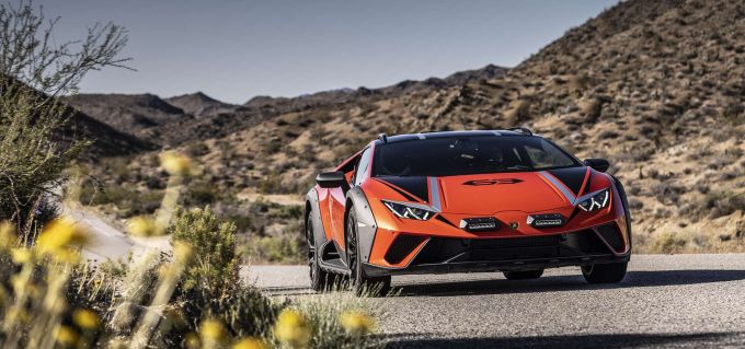 Neues Genre: Das polarisierende Design des Sterrato, mit seinen zusätzlichen LED-Leuchten an der Front und den Dachrelingen, unterstreicht einen unkonventionellen Charakter und macht ihn zu einem absoluten Blickfang. Lamborghini Huracan Sterrato