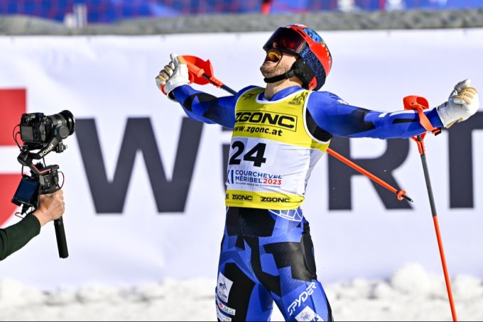 AJ Ginnis jubelt an der WM 2023 im Ziel über WM-Silber im Slalom. AJ Ginnis