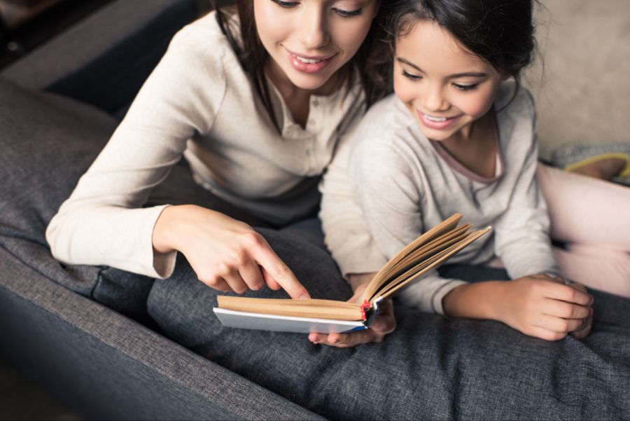 Mutter und Tochter lesen ein Buch