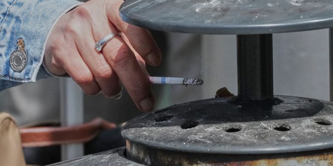 An der Bushaltestelle oder am Badestrand ist in Frankreich jetzt Schluss mit Rauchen. An der Bushaltestelle oder am Badestrand ist in Frankreich jetzt Schluss mit Rauchen.