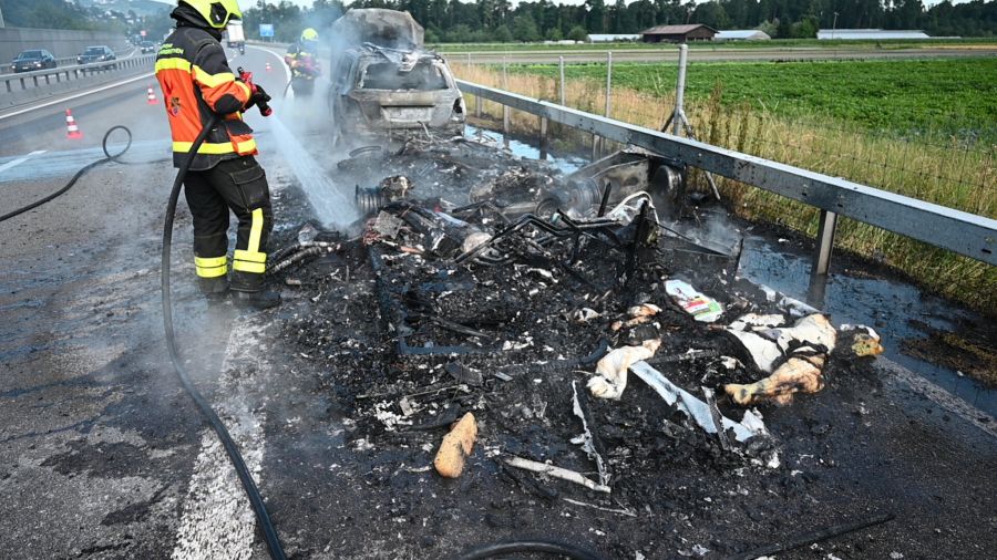 Die Fahrzeugkombination brannten vollständig aus.