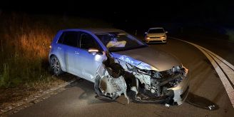 Hausen AG - Autofahrer (20) prallt gegen Strassenlampe Hausen AG - Autofahrer (20) prallt gegen Strassenlampe