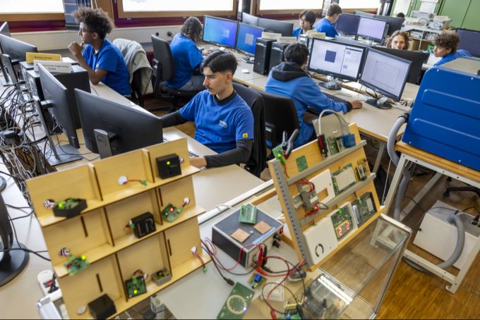 Elektronik-Lehrlinge arbeiten an ihren Computern in der Berufsschule Lausanne. Lehrlinge Berufsschule