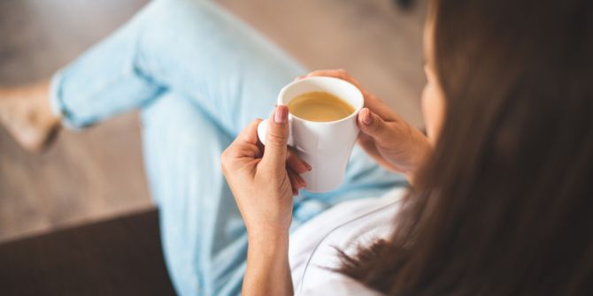 Frau mit Kaffee