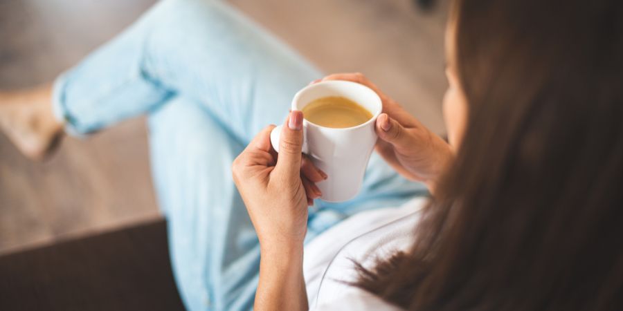 Frau mit Kaffee