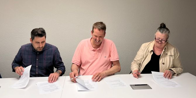 Frau Männer Unterlagen Tisch