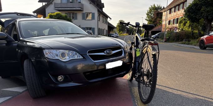 In Hemishofen wurde ein Velofahrer bei einem Unfall verletzt. Kollision in Hemishofen