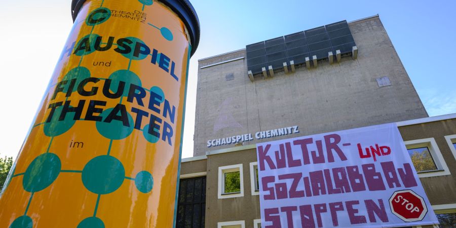 Aktivisten wollen noch das gesamte Wochenende lang das Chemnitzer Schauspielhaus besetzt halten.