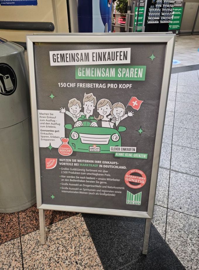 Auch der Marktkauf wirbt mit vollen Autos um Schweizer Einkaufstouristen. einkaufstouristen