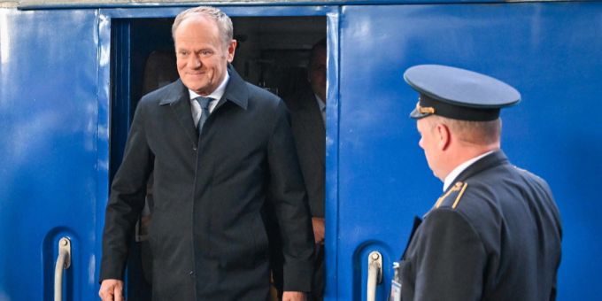 Polens Regierungschef Donald Tusk trifft zu einem politischen Treffen in Kiew ein. Polens Regierungschef Tusk