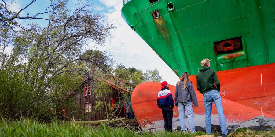 Das war knapp: Ein Containerschiff ist in einem norwegischen Fjord kurz vor einem Haus am Wasser zum Stehen gekommen.