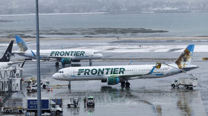 Der Flughafen in Boston liegt direkt am Wasser und sieht für die Schneeeulen wie die arktische Tundra aus. Boston Flughafen