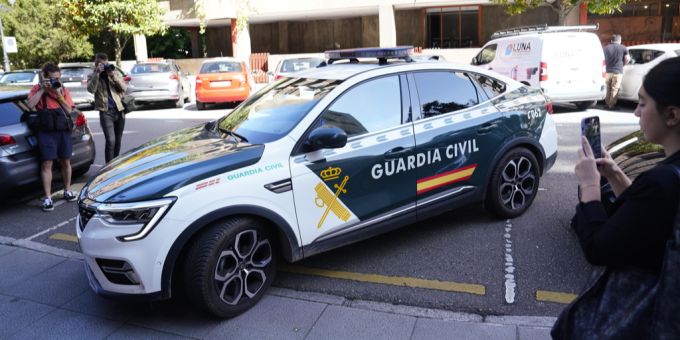 Ein Polizeiauto mit einem Angeklagten, der der Kindesvernachlässigung verdächtigt wird, trifft vor dem Provinzgericht in Oviedo ein. Polizei Spanien