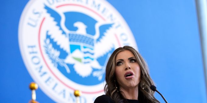 US-Heimatschutzministerin Noem wirbt für «Selbstabschiebung». (Archivbild) usa