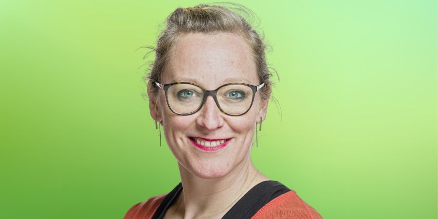Frau grün Brlle Porträtfoto