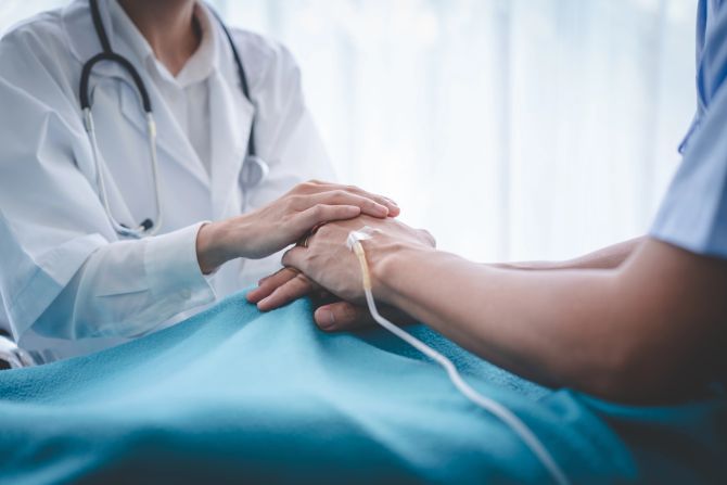 Spitalmitarbeiterin Betrügerin Geld Patient