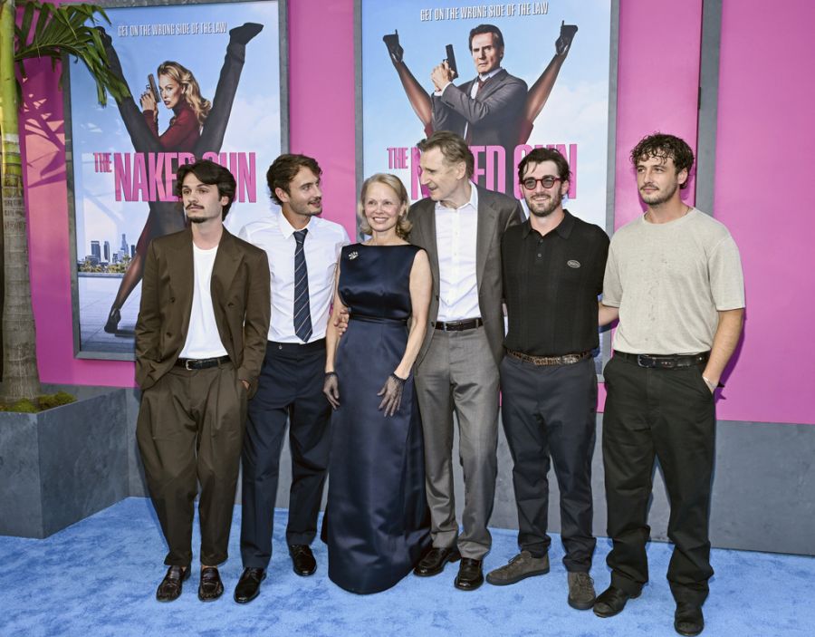 Eine glückliche Familie? Pamela Anderson und Liam Neeson werden von ihren Söhnen begleitet.