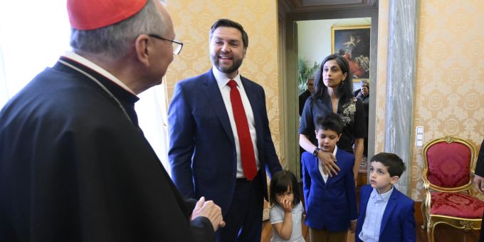 Vatikanstaatssekretär Kardinal Pietro Parolin (von links) trifft sich mit US-Vizepräsident JD Vance, seiner Tochter Mirabel, seiner Frau Usha und ihren Söhnen Ewan und Vivek im Vatikan. Pietro Parolin