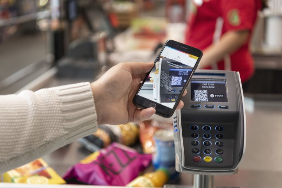 «Grundsätzlich verwenden wir bereits biometrische Bezahlmethoden mit dem Mobiltelefon. Wir authentifizieren uns mit dem Fingerabdruck oder der FaceID, um die Zahlung auszulösen.»