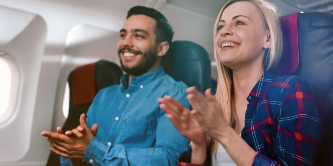 Besonders nach turbulenten Anflügen kommt es noch immer vor, dass die Fluggäste zu applaudieren beginnen. Klatschen Flugzeug