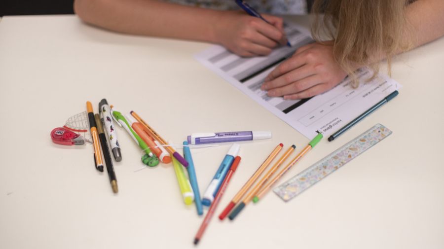 Schüler drohen, sich einem Schummelverdacht auszusetzen, wenn sie Prüfungen mit löschbaren Stiften ausfüllen.