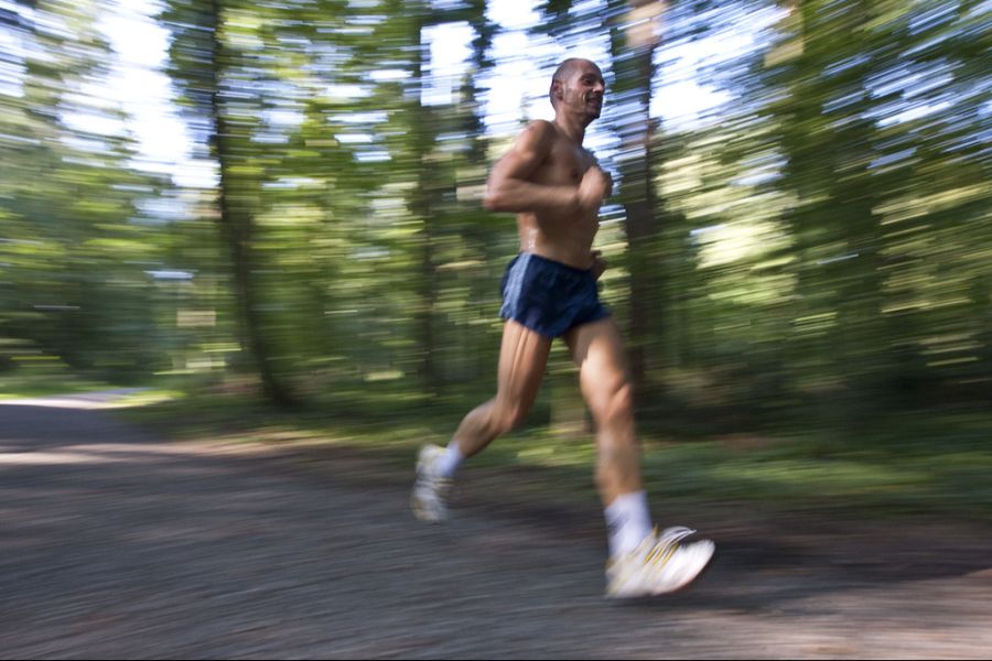Der ehemalige Profi-Athlet empfiehlt an heissen Tagen das Joggen im Wald.