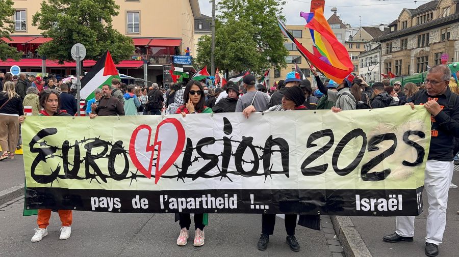 Menschen fordern den Ausschluss Israels vom ESC.