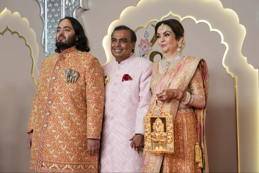 Anant Ambani (links) neben seinen Eltern: Mukesh Ambani (Mitte) ist der wohl reichste Inder der Welt. (Archivbild)
